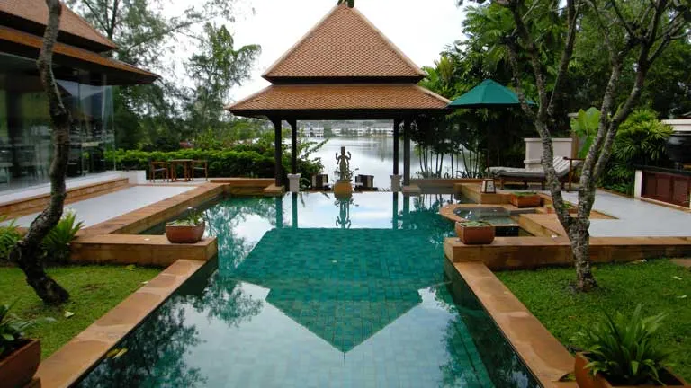 入り口からプール